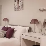 Apartment 2, Isabella House, Aparthotel, By Rentmyhouse