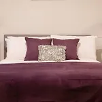 Apartment 2, Isabella House, Aparthotel, By Rentmyhouse