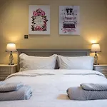 Stylish Central 2 Bedroom Apartment