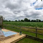 Field View Cottage Hottub, Dog Friendly Great View