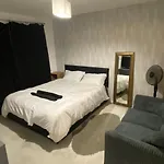 Lovely, Modern, King Bed, 3Bedroom House, 6 Ppl
