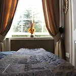 Holly House Bed And Breakfast And Apartments