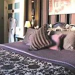 Holly House Bed And Breakfast And Apartments