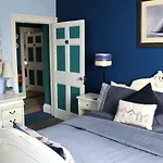 Holly House Bed And Breakfast And Apartments