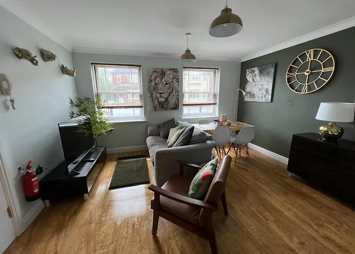 Ground Floor Apartment, Central Location With Free Parking
