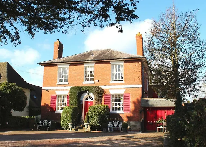 Holly House Bed And Breakfast And Apartments