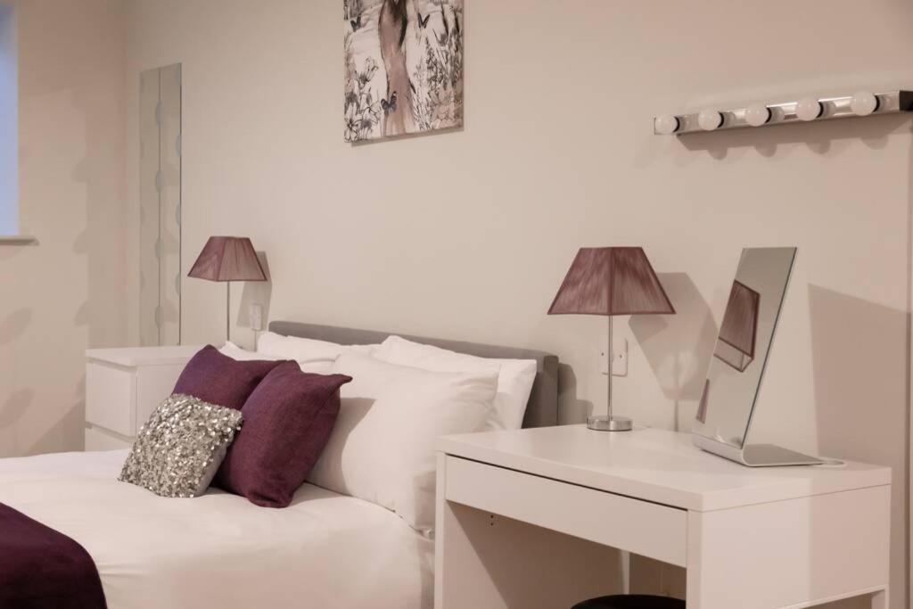 2, Isabella House, Aparthotel, By Rentmyhouse Apartment
