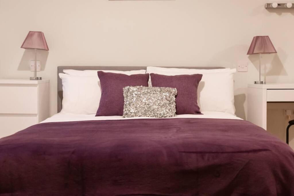Apartment 2, Isabella House, Aparthotel, By Rentmyhouse *