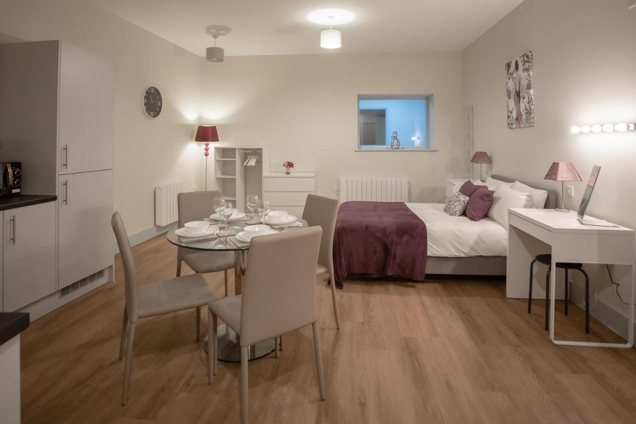 Apartment 2, Isabella House, Aparthotel, By Rentmyhouse *