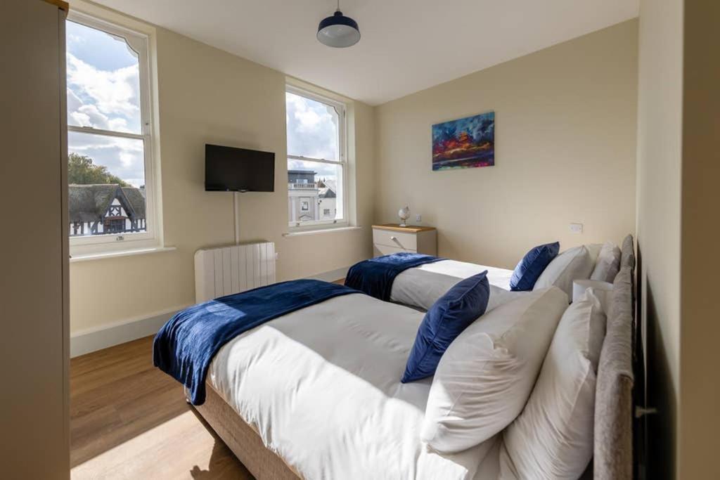 Centre - 5, Isabella House - Modern In The Heart Of The - Sleeps 6 Guests - Hosted By Rentmyhouse *