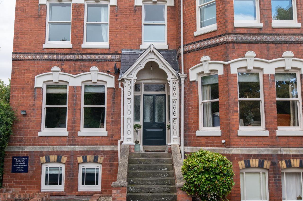 Stylish 2 Bedroom Apartment *
