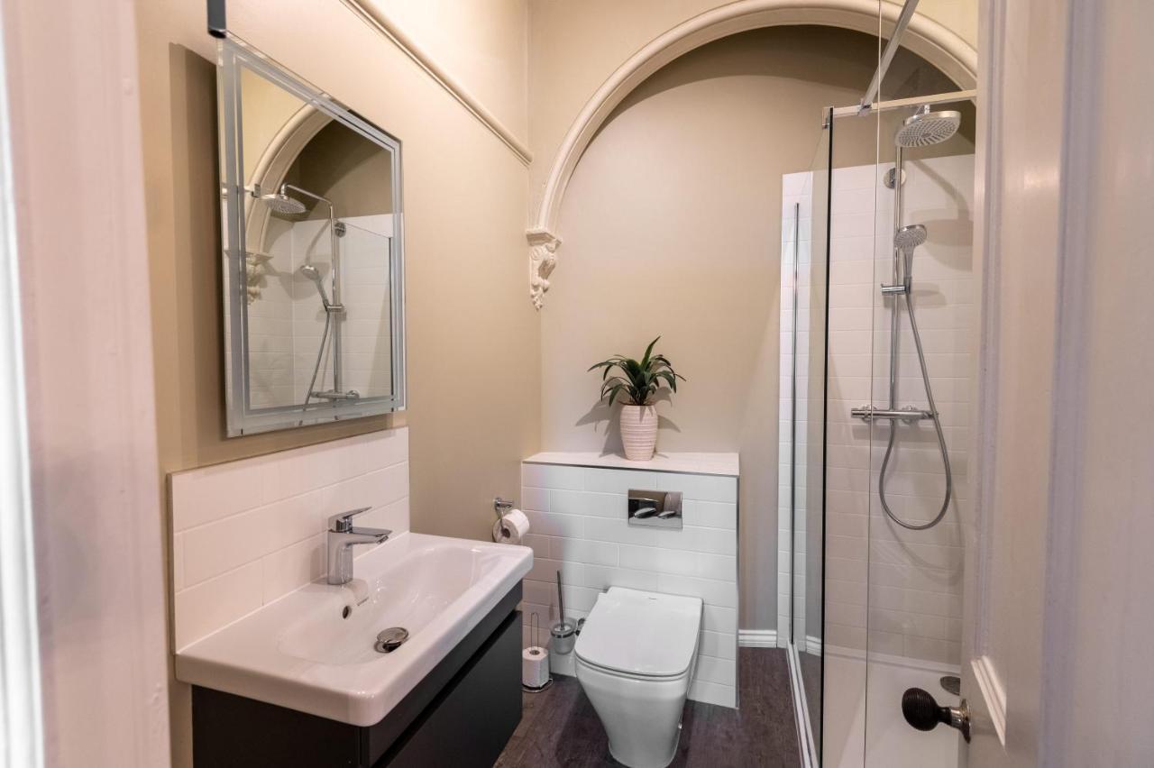 Stylish 2 Bedroom Apartment *
