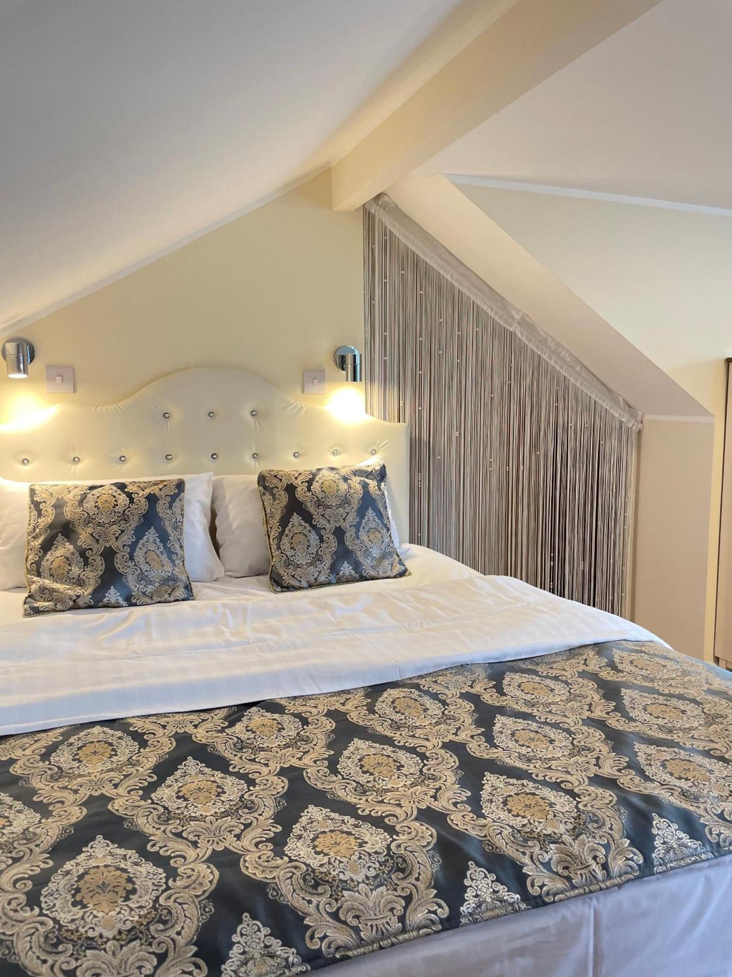 The White Aparthotel *