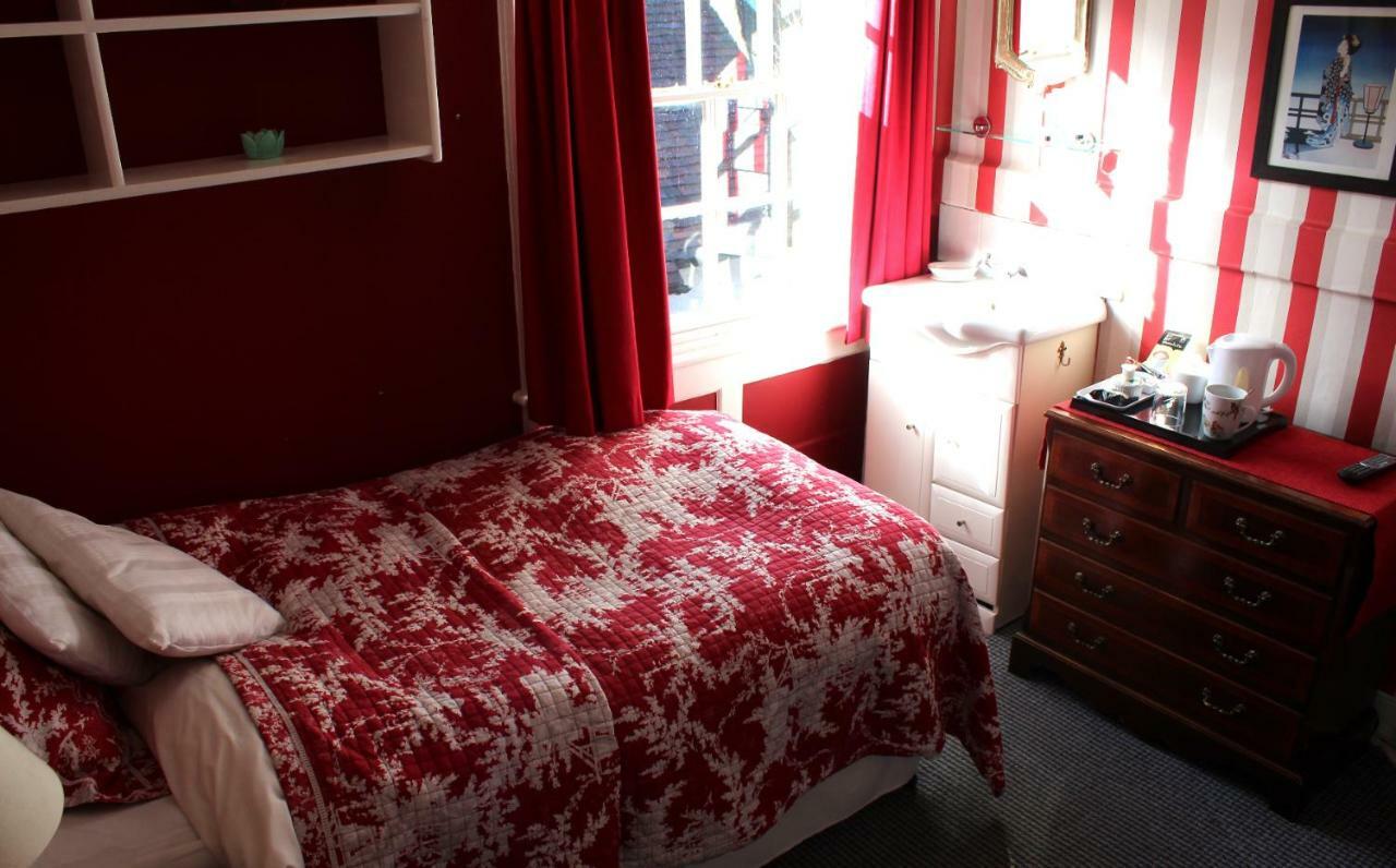 Holly House And Bed & Breakfast